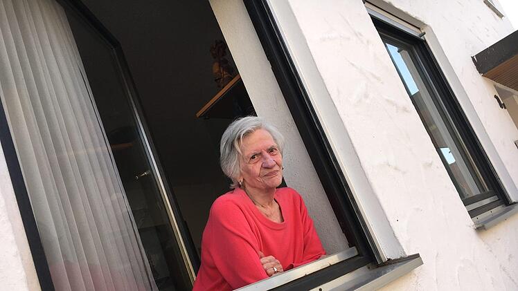 Sie würde  sich in Gundelsheim gerne mal wieder mit jemandem unterhalten.Foto: Anette Schreiber