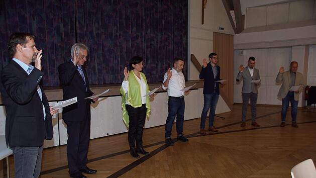Sieben neue Stadtratsmitglieder vereidigte Bürgermeister Michael Ziegler am Mittwoch zu Beginn der konstituierenden Sitzung. Unser Bild zeigt von links: Ingo Stößel, Werner Lang, Jutta Aumüller, Ralf Köbrich, Paul Kremer, Fabian Hümmer und Wolfgang Stapf.