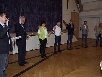 Sieben neue Stadtratsmitglieder vereidigte Bürgermeister Michael Ziegler am Mittwoch zu Beginn der konstituierenden Sitzung. Unser Bild zeigt von links: Ingo Stößel, Werner Lang, Jutta Aumüller, Ralf Köbrich, Paul Kremer, Fabian Hümmer und Wolfgang Stapf.