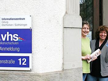 Die Mitarbeiterinnen in der Anmeldung freuen sich, dass jetzt ihre T&uuml;re in der L&ouml;wenstra&szlig;e 12 wieder allen, die sich informieren m&ouml;chten, offensteht.  Foto: vhs-Coburg