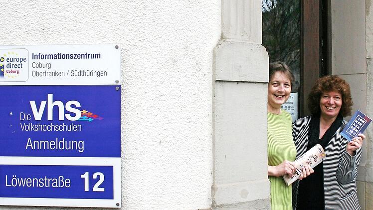 Die Mitarbeiterinnen in der Anmeldung freuen sich, dass jetzt ihre T&uuml;re in der L&ouml;wenstra&szlig;e 12 wieder allen, die sich informieren m&ouml;chten, offensteht.  Foto: vhs-Coburg
