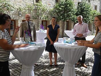 "Jobentdeckerin" Jule Scheuring (rechts) zeigte zusammen mit ihrer Gesprächspartnerin Stefanie Beazley-Just (links) der Ministerin Judith Gerlach (Mitte) sowie Landrat Wilhelm Schneider (Zweiter von links) und Landtagsabgeordnetem Steffen Vogel, wie das Speed-Dating für das "Jobentdecker"-Projekt abläuft. Christian Licha