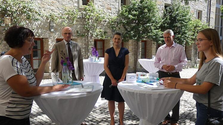 "Jobentdeckerin" Jule Scheuring (rechts) zeigte zusammen mit ihrer Gesprächspartnerin Stefanie Beazley-Just (links) der Ministerin Judith Gerlach (Mitte) sowie Landrat Wilhelm Schneider (Zweiter von links) und Landtagsabgeordnetem Steffen Vogel, wie das Speed-Dating für das "Jobentdecker"-Projekt abläuft. Christian Licha