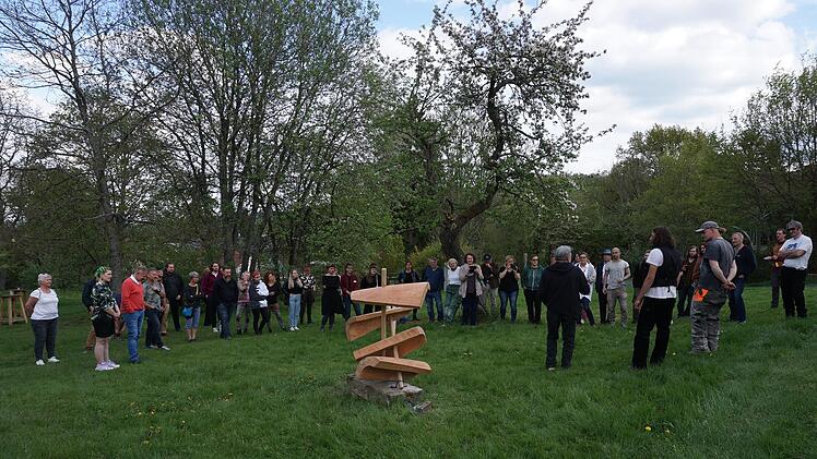 Ein Symposium fand an der Berufsfachschule für Holzbildhauer in Bischofsheim mit acht externen Kunstschaffenden statt. Die entstandenen Kunstwerke können im Freigelände der Schule besichtigt werden.