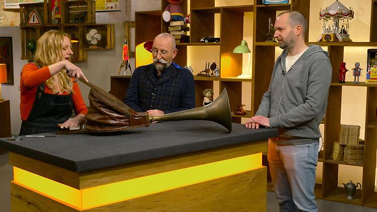 Da es bei seinen Eltern nur als Deko rumstand, wollte Verkäufer Dennis bei "Bares für Rares" sein Messing-Horn in Geld verwandeln.