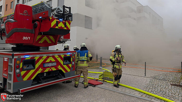 Massive Rauch-Entwicklung auf Lagarde-Gelände - Gaffer stören Feuerwehr
