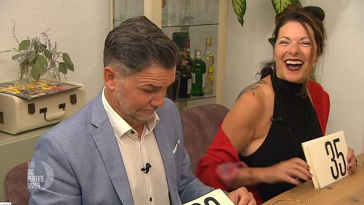 Wibke freut sich f&uuml;r den sichtlich &uuml;berraschten Sieger Kolja.