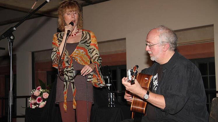 Die Sängerin Kerstin Blodig und der Musiker Ian Melrose begeisterten einmal mehr das Lichtenfelser Publikum.