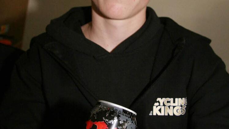 Sascha Nölges trinkt in der Pause gerne Energy-Drinks aus Dosen, aber die sind pfandpflichtig - und deshalb nimmt er sie wieder mit nach Hause.