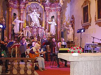 Die BRK-Senioren-Band Kronach mit ihrem Leiter Rainer Lohr (rechts) begeisterte beim Benefiz-Konzert in der Klosterkirche.  Foto: Heike Schülein