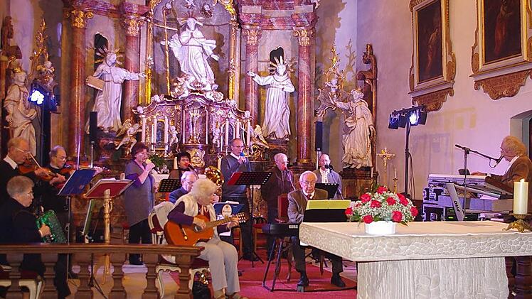 Die BRK-Senioren-Band Kronach mit ihrem Leiter Rainer Lohr (rechts) begeisterte beim Benefiz-Konzert in der Klosterkirche.  Foto: Heike Schülein