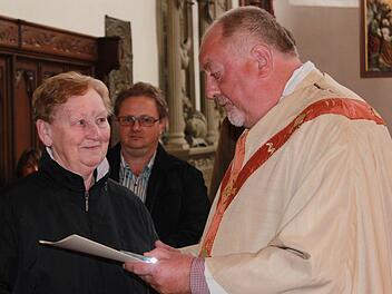 Barbara Dressel erhält von Pater Rudolf Theiler für 28 Jahre im Pfarrgemeinderat eine Urkunde des Bischofs und die Ehrennadel des Bistums.   Fotos: Katharina Becht