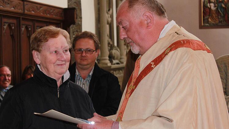 Barbara Dressel erhält von Pater Rudolf Theiler für 28 Jahre im Pfarrgemeinderat eine Urkunde des Bischofs und die Ehrennadel des Bistums.   Fotos: Katharina Becht