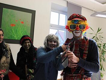 "Schnipp, schnapp, Krawatte ab". So holten sich die Knetzgauer Hexen den Bürgermeister Stefan Paulus (rechts). Foto: Christiane Reuther