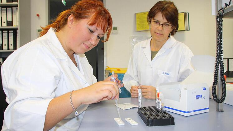 Die Auszubildende Anastasiia Galanzovska (links) bearbeitet unter Anleitung von Laborleiterin Swetlana Müller Proben bei Laboklin. Foto: Ralf Ruppert