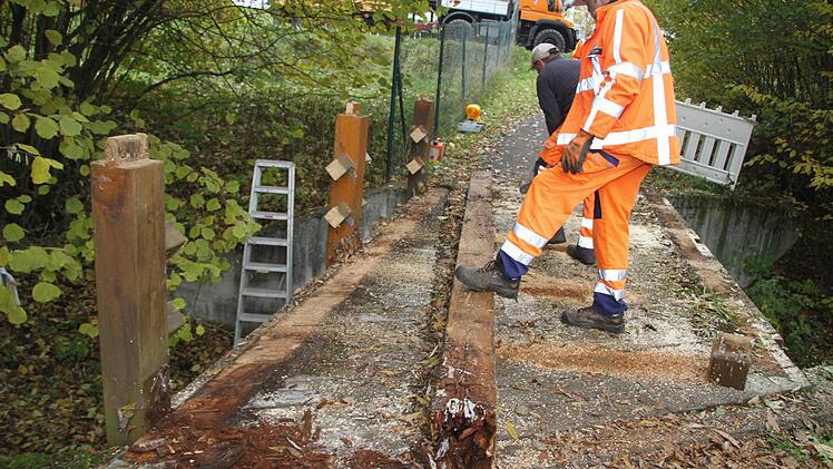 Durch das Wasser war die Brückenkonstruktion stark in Mitleidenschaft gezogen - das Holz war verfault und nicht mehr tragfähig.