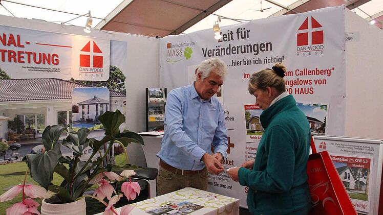 Joachim Nass berät am Stand. Foto: Simone Bastian