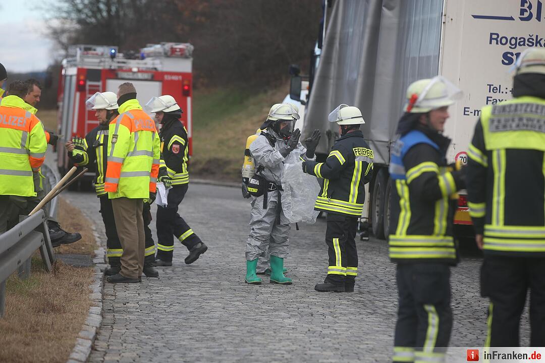Chemie-Alarm auf der A3 - Feuerwehr sichert Gefahrgut