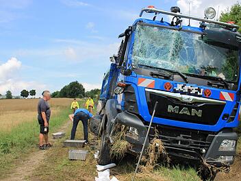 Auf der A 73, kurz vor der Abfahrt Ebensfeld in Richtung Bamberg, kam ein Lkw von der Fahrbahn ab und landete auf einem Feldweg neben der Autobahn. Foto: Dominic Buckreus