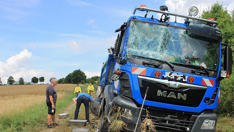 Auf der A 73, kurz vor der Abfahrt Ebensfeld in Richtung Bamberg, kam ein Lkw von der Fahrbahn ab und landete auf einem Feldweg neben der Autobahn. Foto: Dominic Buckreus