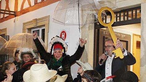 Bürgermeister Krämer musste den Rathausschlüssel hergeben.