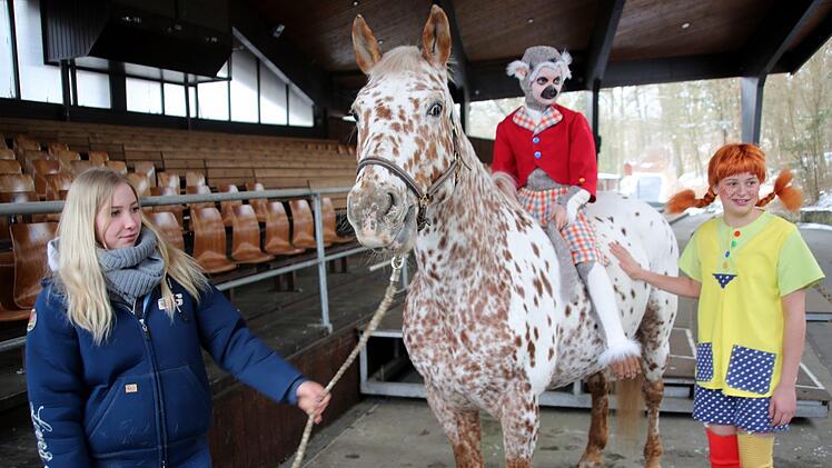 Vielversprechend verliefen die ersten Kontakte zwischen Pippi Langstrumpf (Frida Pötsch),  Herr Nilsson (Laura Herzer) und ihrem Bühnenpferd "Kleiner Onkel". Vorsichtig beäugt wurden sie dabei von Kira Blechschmidt, der Besitzerin des Pferdes, das eigentlich "Spotty" heißt. Foto: Bettina Knauth