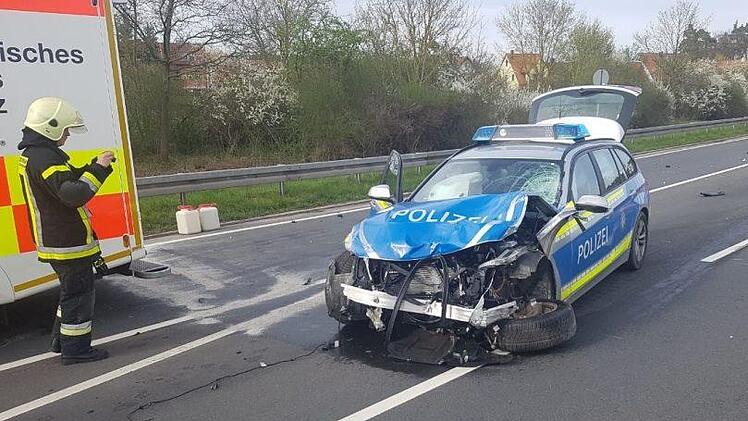 Bei einem schweren Unfall bei Zirndorf ist am Sonntagnachmittag ein Motorradfahrer ums Leben gekommen. Der Biker war mit einer Polizeistreife im Einsatz zusammengeprallt. Foto: NEWS5 / Schmelzer