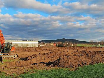 Das Ausbaggern hat bereits begonnen: Direkt neben ihrem Logistikzentrum will die Firma Herbst Logistik GmbH eine rund 9000 Quadratmeter große Lagerhalle errichten. Foto: Monika Schütz