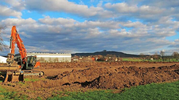 Das Ausbaggern hat bereits begonnen: Direkt neben ihrem Logistikzentrum will die Firma Herbst Logistik GmbH eine rund 9000 Quadratmeter große Lagerhalle errichten. Foto: Monika Schütz