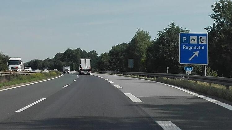 Anstelle des bestehenden Autobahnparkplatzes Regnitztal  an der A 73  will die Autobahndirektion eine Tank- und Rastanlage errichten. Foto:  infranken.de