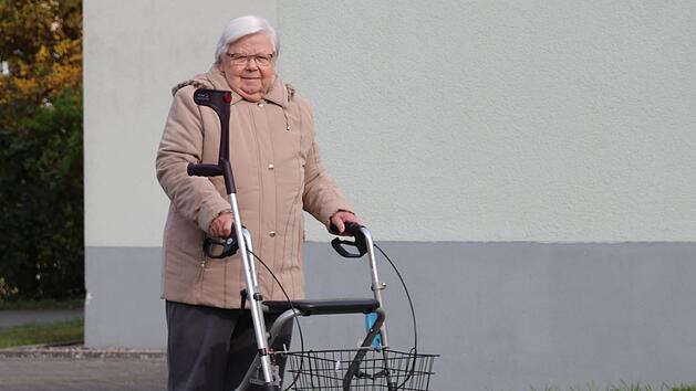 Frische Luft tut gut: Ruth Hitschfel h&auml;lt sich mit kleinen Spazierg&auml;ngen fit. Foto: Ronald Heck