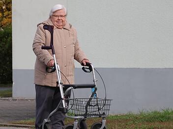 Frische Luft tut gut: Ruth Hitschfel hält sich mit kleinen Spaziergängen fit. Foto: Ronald Heck
