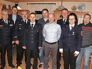 Kreisbrandinspektor Matthias Schuhbäck, Bürgermeister Oliver Plewa, Kreisbrandmeister Matthias Weber, Vorsitzender Björn Engel, sein Stellvertreter Tobias Erk, Kassier Christopher Böhm, Winfried Bayer, Schriftführerin Susanne Butz und Jürgen Schne...