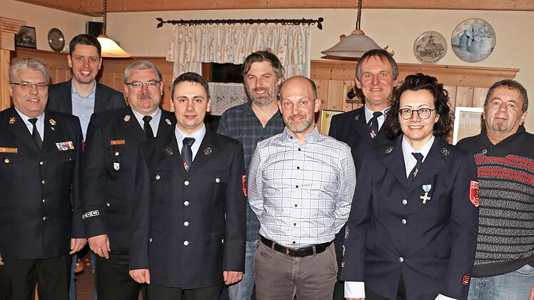 Kreisbrandinspektor Matthias Schuhbäck, Bürgermeister Oliver Plewa, Kreisbrandmeister Matthias Weber, Vorsitzender Björn Engel, sein Stellvertreter Tobias Erk, Kassier Christopher Böhm, Winfried Bayer, Schriftführerin Susanne Butz und Jürgen Schne...