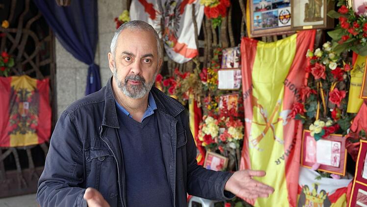 Emilio Silva Barrera sucht unermüdlich nach den im Spanischen Bürgerkrieg und der Franco-Diktatur verschwundenen Menschen und fragt, warum die spanische Politik billigt, dass Francos Grab weiterhin offen von seinen Anhängern geehrt wird.