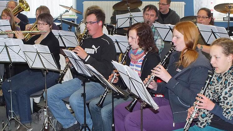 Gerade die jungen Musiker sind in den Vereinen gut vertreten, die im Landkreis Bad Kissingen dem Nordbayerischen Musikbund angehören.  Unser Bild zeigt die Bläservereinigung Burkardroth beim Proben.  Foto: Björn Hein