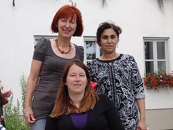 Die Migrationsberatung des Caritasverbandes Haßberge schultern Linda Wagemann (Mitte) und Hildegard Wolf. Mit im Bild Tenzila Özdemir (rechts).
