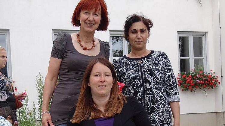 Die Migrationsberatung des Caritasverbandes Haßberge schultern Linda Wagemann (Mitte) und Hildegard Wolf. Mit im Bild Tenzila Özdemir (rechts).
