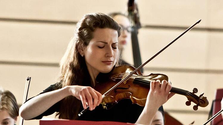 Unter der Leitung von Till Fabian Weser gastierte das Jugendsymphonieorchester Oberfranken erstmals in Bad Rodach. Gefeierte Solistin war die Geigerin Sornitza Baharova.Foto: Jochen Berger