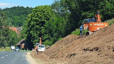 Große Erdbewegungen (hier beim Bundorfer Ortsteil Schweinshaupten) sind beim Radwegebau erforderlich.  Foto: Gerhard Schmidt