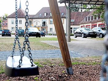 Spielplatz, Feuerwehr und öffentliche Parkplätze - rund um das Küpser Rathaus ist viel los.  Foto: Sarah Dann