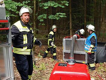 Der Gefahrenzug Lichtenfels/Main baute einen Faltbehälter auf, der den Waldbrandsatz mit kleinen D-Rohren speiste. Foto: Andreas Welz