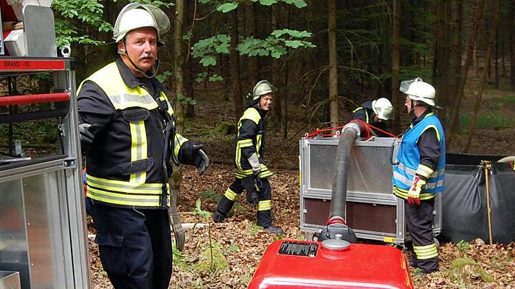 Der Gefahrenzug Lichtenfels/Main baute einen Faltbehälter auf, der den Waldbrandsatz mit kleinen D-Rohren speiste. Foto: Andreas Welz