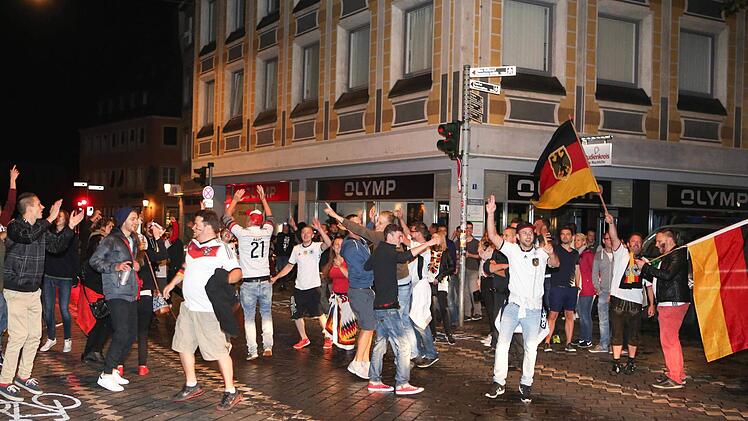 Toooor, Toooooooor, Tooooooooooooor! Endlich dürfen die deutschen Fans auch mal gegen Italien jubeln.  Fotos: RiegerPress