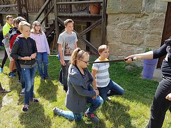 Im Mittelalter gab es nur männliche Ritter, aber auf der Altenburg wurde auch Selina zur Ritterin geschlagen.