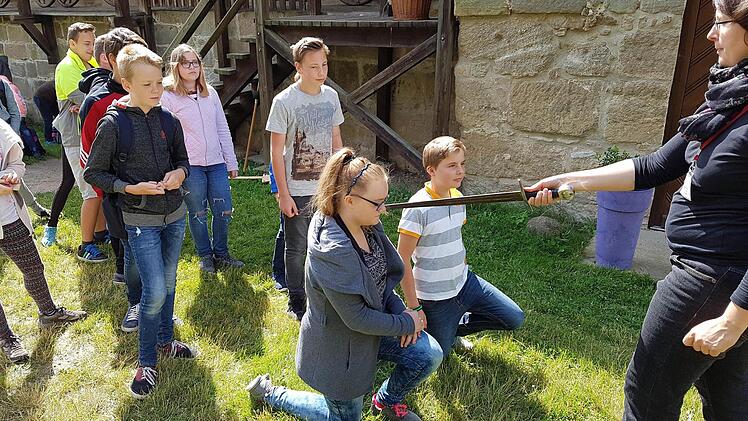 Im Mittelalter gab es nur männliche Ritter, aber auf der Altenburg wurde auch Selina zur Ritterin geschlagen.