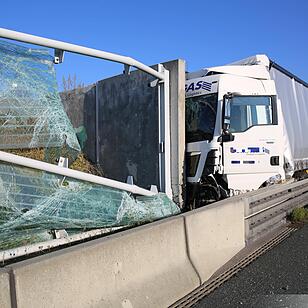 Lkw kracht auf A9 bei Bayreuth ungebremst gegen Lärmschutzwand