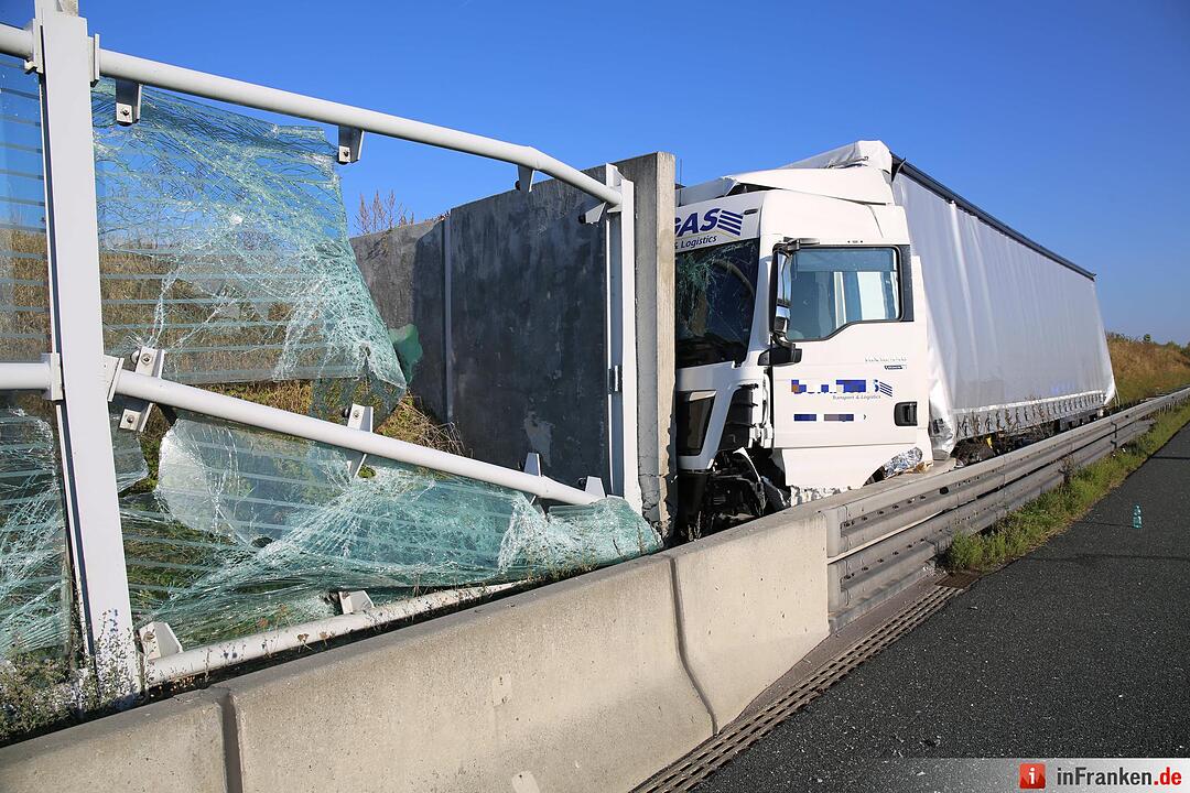 Lkw kracht auf A9 bei Bayreuth ungebremst gegen Lärmschutzwand