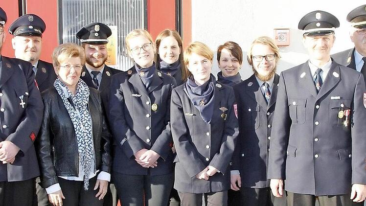 Bei der Wickendorfer Wehr freute man sich über Beförderungen. Im Bild von links Vorsitzender Matthias Wittmann, Zweiter Vorsitzender Waldemar Zipfel, Bürgermeisterin Gabriele Weber, stellv. Kommandant Andreas Leitz, Jugendwart Katja Jungkunz, Kathrin Zipfel, Christina Herrmann, Schriftführerin Sabrina Lang, Kassier Dominik Fehn, Kommandant und KBM Markus Wachter, KBI Hans-Ulrich Müller Foto: Uwe Thoma