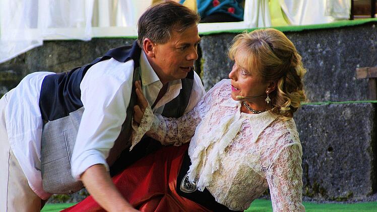 Lysander (Torsten Korff) will Hermia (Birgit Schreiber). Doch die weist den Verliebten in seine Grenzen.  Foto: Winfried Ehling